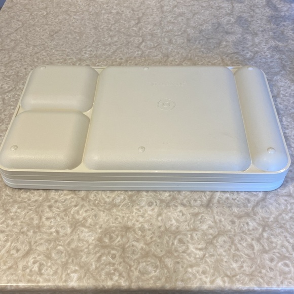 Set of vintage Tupperware mugs and divided trays - Picture 3 of 6